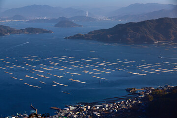 瀬戸内海に浮かぶ牡蠣筏
