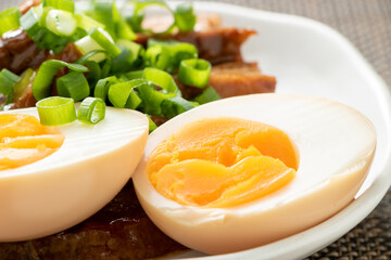 煮卵と豚角煮の盛り合わせおつまみの、煮卵を中心としたアップ。
