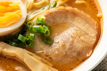 ラーメンに入れられたチャーシューのアップ。
