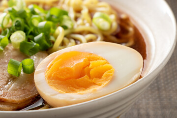 ラーメンに入れられた煮卵。

