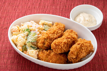 カキフライ(ポテトサラダ添え)とタルタルソース。
