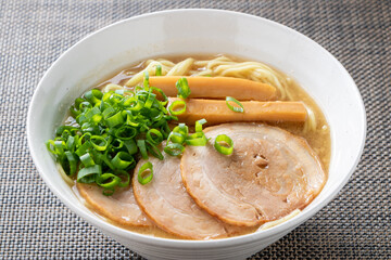 ラーメン。具は、チャーシューとメンマと青ねぎ。
