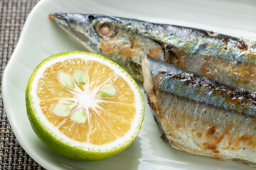 秋刀魚(さんま)の塩焼きに添えられたカボス(カット)。
