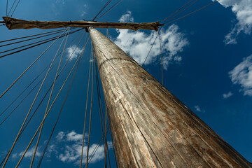historisch originalgetreu nachgebauter Segelmast