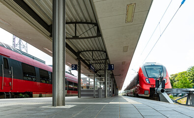 Fototapeta premium leerer Bahnsteig im Provinz-Bahnhof