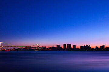 東京湾の夕暮れのシルエット
