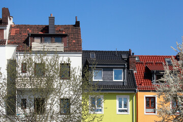 Wohngebäude im Frühling, Reihenhäuser, Mehrfamilienhäuser, Bremen, Deutschland