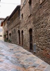 Fototapeta na wymiar The medieval atmosphere of the streets in San Gimignano. Tuscany, Italy