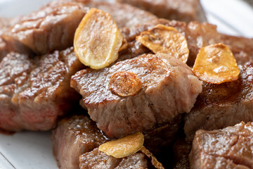 ガーリックひとくちステーキ(ヒウチ)のアップ。
