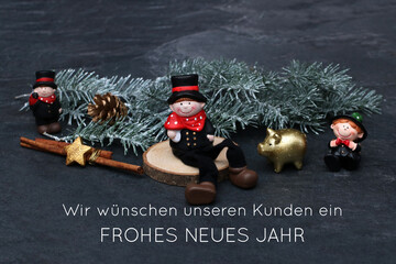 Frohes Neues Jahr:  Schornsteinfeger und Glücksschwein mit Glückwünschen zum neuen Jahr.  Wir...