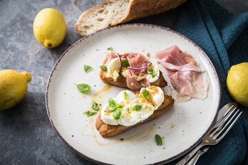 Italienische Burrata Käse Crostini aus Ciabatta Brot,konfierter Knoblauch, Prosciutto Schinken,...