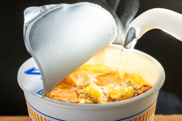 カップヌ－ドルにお湯を注ぐ
