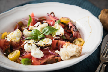 Italienischer Burrata Käse Salat mit bunten roten und gelben Tomaten, Basilikum, Ciabatta Brot...