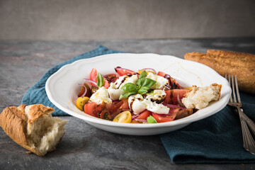 Italienischer Burrata Käse Salat mit bunten roten und gelben Tomaten, Basilikum, Ciabatta Brot...