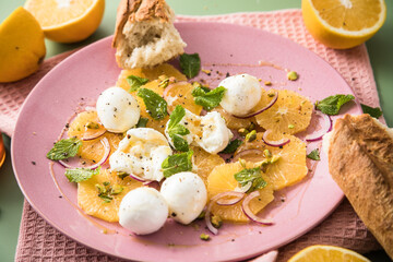 Italienischer Burrata Käse Orangen Salat mit Pistazien, rote Zwiebeln, Honig, Ciabatta Brot,...