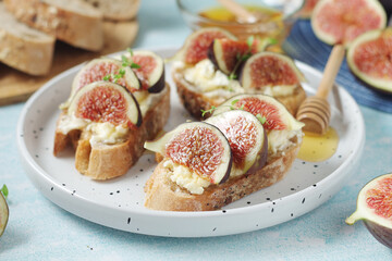 Sandwiches with cottage cheese, honey and figs	
