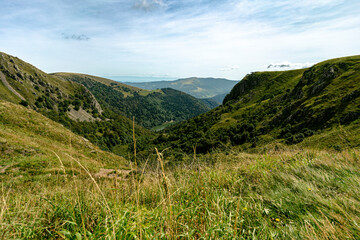 Belle chaîne de montagnes avec un ciel coloré
