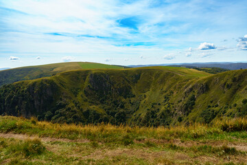 Belle chaîne de montagnes avec un ciel coloré