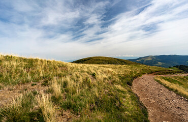 Belle chaîne de montagnes avec un ciel coloré