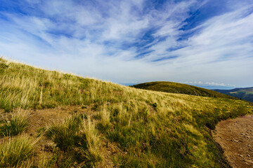 Belle chaîne de montagnes avec un ciel coloré