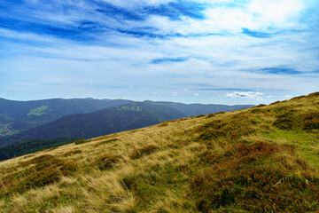 Belle chaîne de montagnes avec un ciel coloré