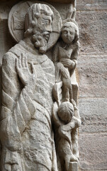 Bas-relief de Saint Joseph et le Christ dans l'abbaye Saint Pierre de Beaulieu-sur-Dordogne, Corrèze, France