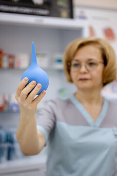 A female veterinarian prepares an enema for the procedure
