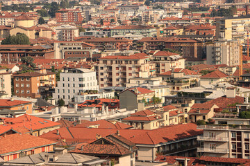 Fototapeta na wymiar Bergamo; Blick von der Oberstadt hinunter auf das Zentrum der Unterstadt