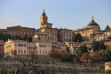 Fototapeta na wymiar Bergamo; Blick hinauf zur Oberstadt mit Santa Maria Maggiore, Dom und Stadtmauer