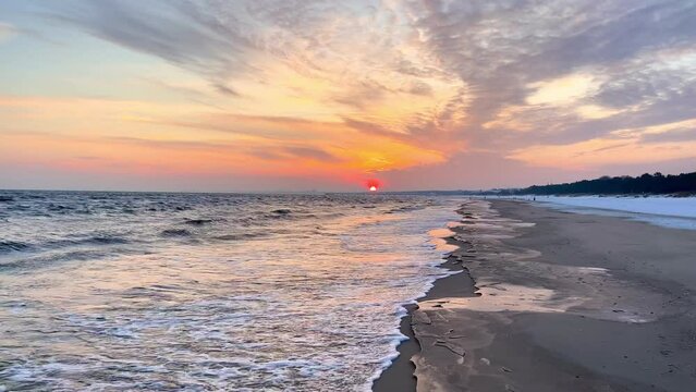 Sonnenaufgang am Meer im Winter