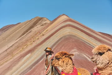 Crédence de cuisine en verre imprimé Vinicunca Woman standing and alpaca in the rainbow mountain in Peru with all the colors of the mountain in the background.