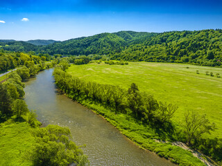  Spływ Popradem w Miliku wiosną. Widok na Poprad z góry. © rogozinski