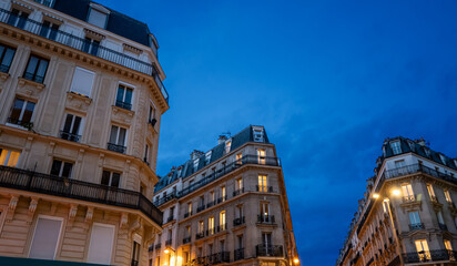 Fototapeta na wymiar Magnifique vue de façades parisiennes la nuit à Paris