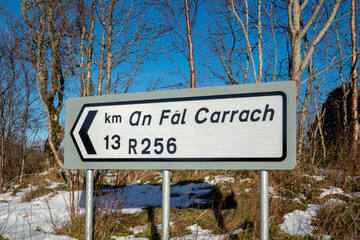 Sing in Irish language pointing the the way. Translation: Falcarragh