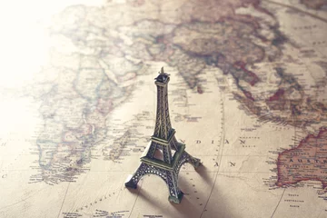 Fotobehang 世界地図と飛行機とエッフェル塔の模型を使った海外旅行のイメージ © Free1970