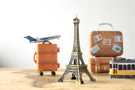 世界地図と飛行機とエッフェル塔の模型を使った海外旅行のイメージ