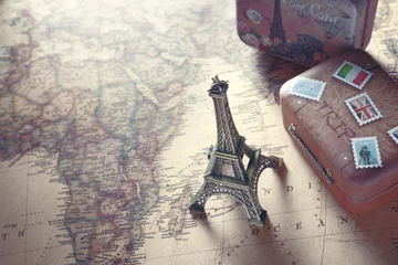 Zelfklevend Fotobehang 世界地図と飛行機とエッフェル塔の模型を使った海外旅行のイメージ © Free1970