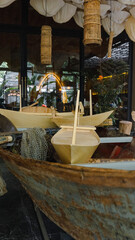 Barco de mar pesquero decorativo en restaurante lujoso 