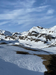 Fototapeta na wymiar Bonito paisaje nevado de montaña con cielo azul parcialmente nublado