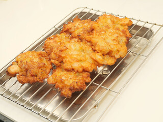 鶏肉と玉ねぎのかき揚げ風揚げ物