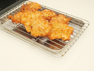 鶏肉と玉ねぎのかき揚げ風揚げ物