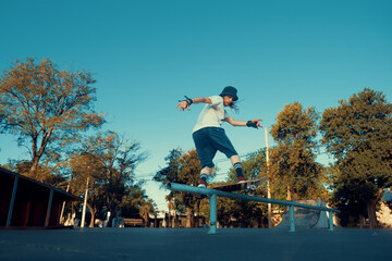 Patinador deslizando con su skateboard
