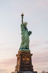 Obraz premium Statue of Liberty against gray sky