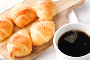 焼き立てのクロワッサンと淹れたてのコーヒーの朝食