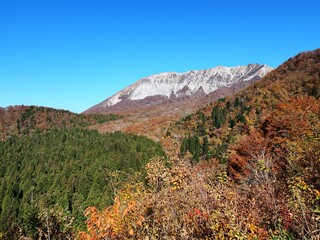 鍵掛峠から見る秋の大山南壁