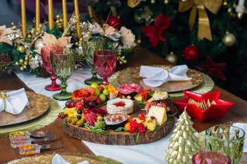 Mesa con comida y decoración navideña. 