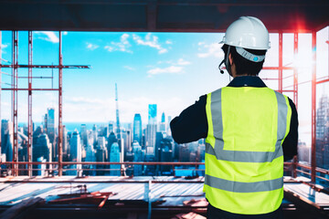 高層ビルの建築現場で作業をする若い男性