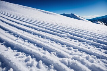 Zauberhaftes Winterwunderland - Nahaufnahme von frisch gefallenem Schnee auf einer  Skipiste