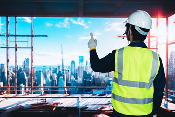 高層ビルの建築現場で作業をする若い男性