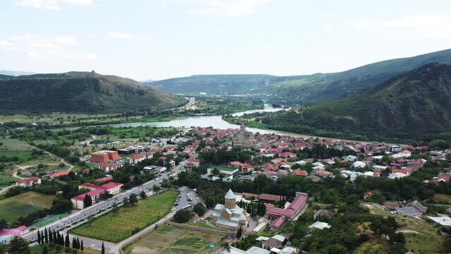 Discover the ancient Georgian city of Mtskheta, nestled between mountains and a river. Marvel at the Christian temples, harmoniously integrated into the breathtaking mountain landscape.